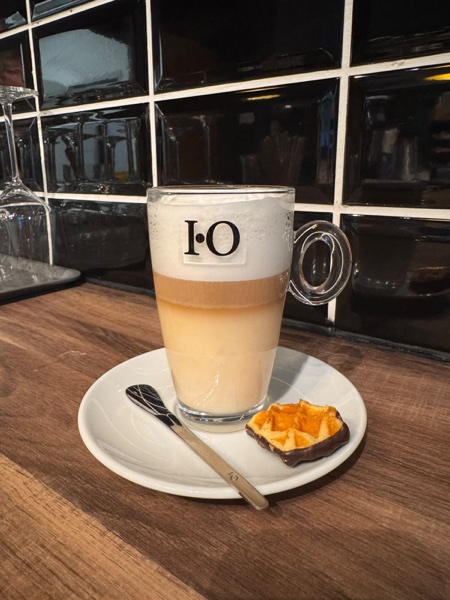 Latte Macchiato und kleines Gebäck auf einem Teller